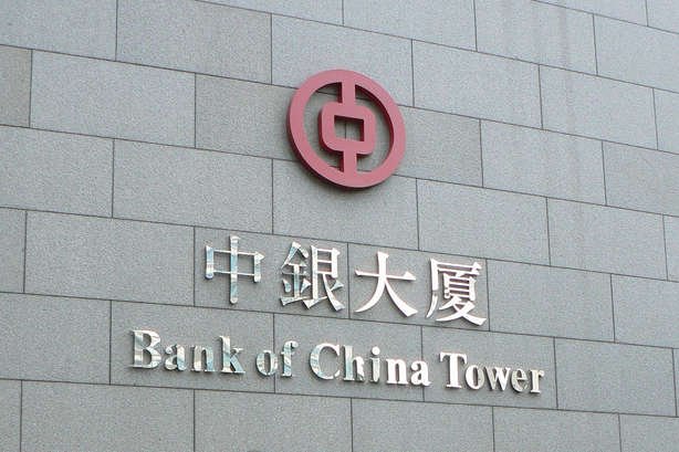Logo Bank of China na wieżowcu banku w Hongkongu