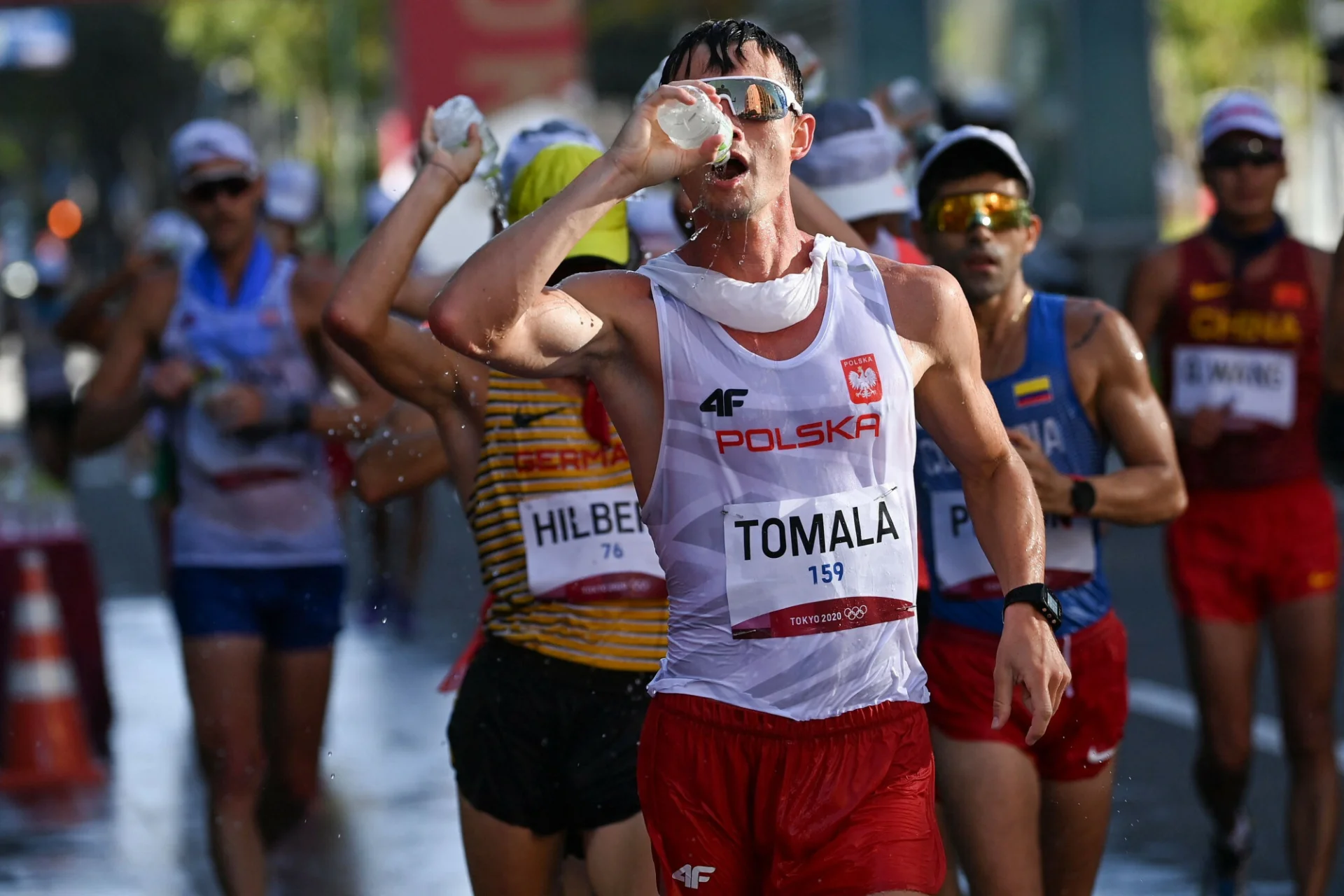 Dawid Tomala w Tokio. Na szyi słynna torebka chłodząca, którą uszyła mu mama