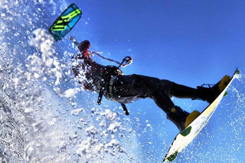 Kitesurfing czyli raz na wodzie, raz nad wodą. Latawiec potrafi pociągnąć nawet 15 metrów do góry.