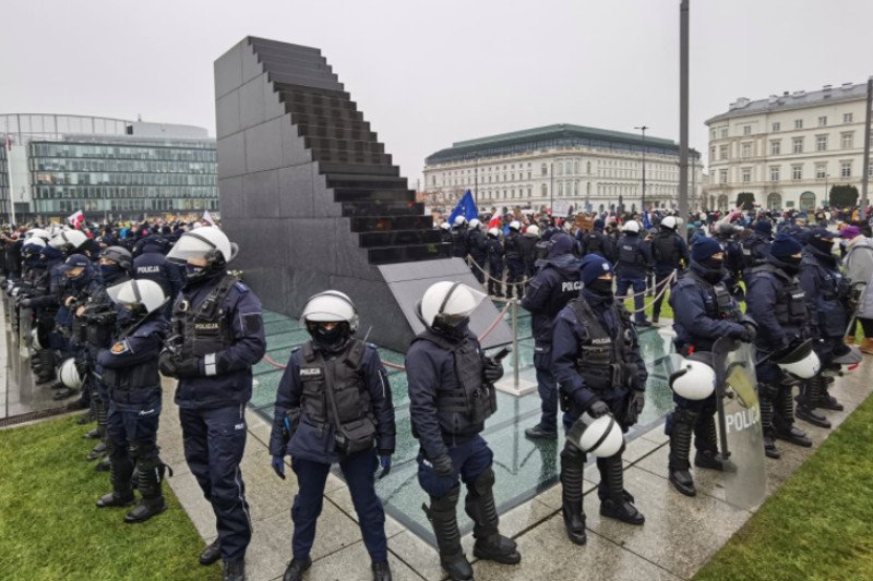 Funkcjonariusze policji pod pomnikiem Ofiar Tragedii Smoleńskiej 2010 roku na placu marsz. Józefa Piłsudskiego w Warszawie.