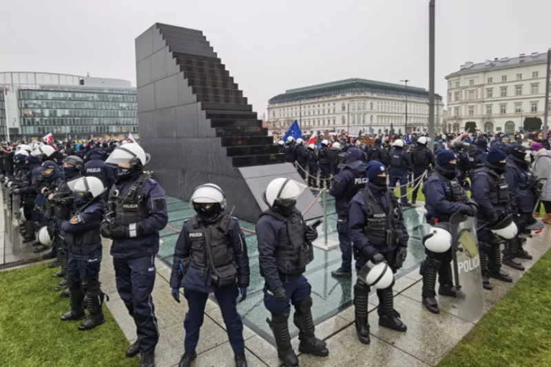 Funkcjonariusze policji pod pomnikiem Ofiar Tragedii Smoleńskiej 2010 roku na placu marsz. Józefa Piłsudskiego w Warszawie.