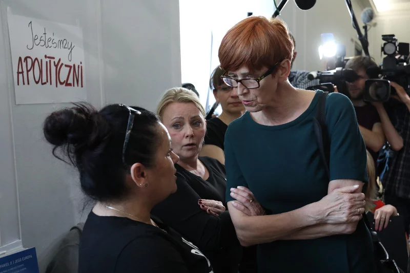 Protestujący w rozmowie z minister Rafalską powiedzieli, że zamierzają protestować dalej. Ale słyszeli, w jaki sposób PiS podobno chce się ich pozbyć z Sejmu.