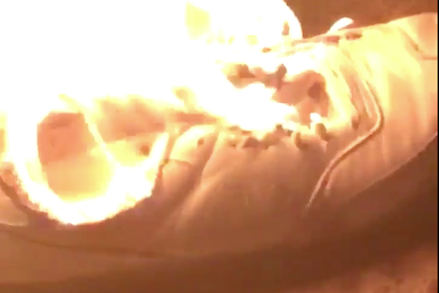 Płonące New Balance'y to protest przeciwko Donaldowi Trumpowi.