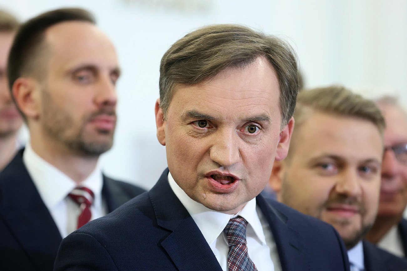 Lider Solidarnej Polski Zbigniew Ziobro, a w tle Janusz Kowalski oraz Jacek Ozdoba.