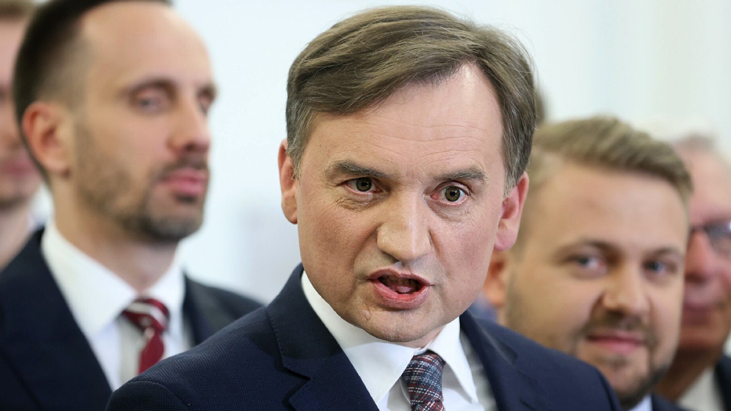Lider Solidarnej Polski Zbigniew Ziobro, a w tle Janusz Kowalski oraz Jacek Ozdoba.