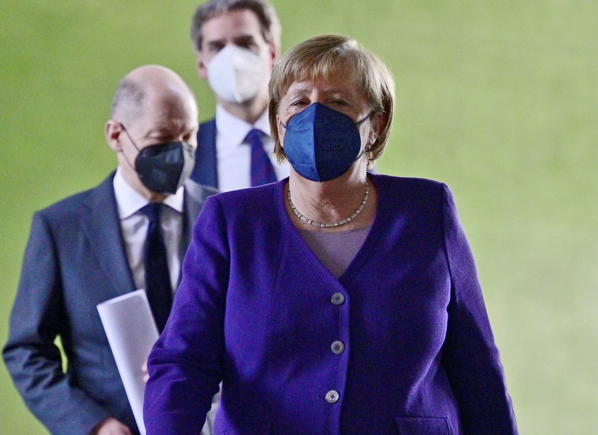 Zarówno ustępująca kanclerz Angela Merkel, jak i jej następca Olaf Scholz popierają wprowadzenie obowiązkowych szczepień.