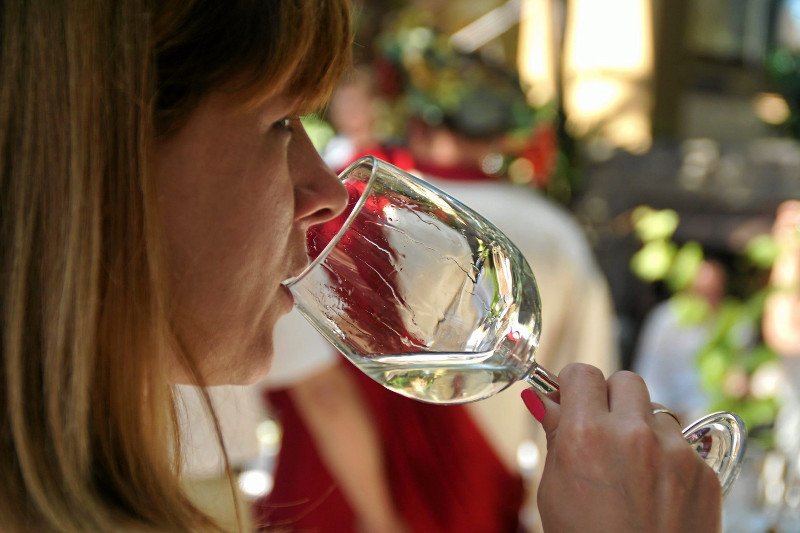 Żadne pokolenie nie piło tyle alkoholu, co Millenialsi. Ale jest zmiana: to nie piwo i nie wódka, a najczęściej wino