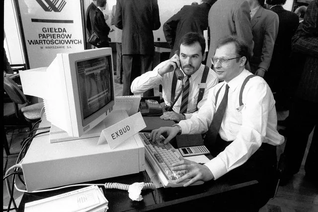 Pierwszy dzień działania polskiej Giełdy Papierów Wartościowych. Igor Chalupec (z telefonem) wówczas jeden z pierwszych maklerów dziś prezes Ruch