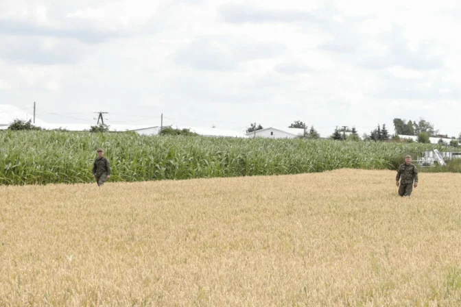 Balon z Białorusi znaleziony? Leżał na polu kukurydzy, obok Białej Piskiej