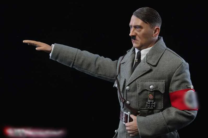 Zabawkowy Adolf Hitler. Figurka dyktatora III Rzeszy oddaje szczegóły z przerażającą dokładnością