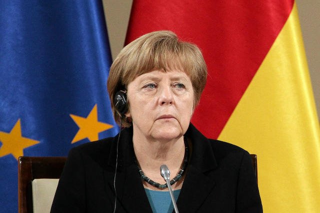 kanclerz Merkel w rozmowie telefonicznej z burmistrz Kolonii Henriette Reker wyraziła "oburzenie tymi wstrętnymi napaściami seksualnymi" i podkreśliła, że konieczna jest zdecydowana reakcja państwa prawa.