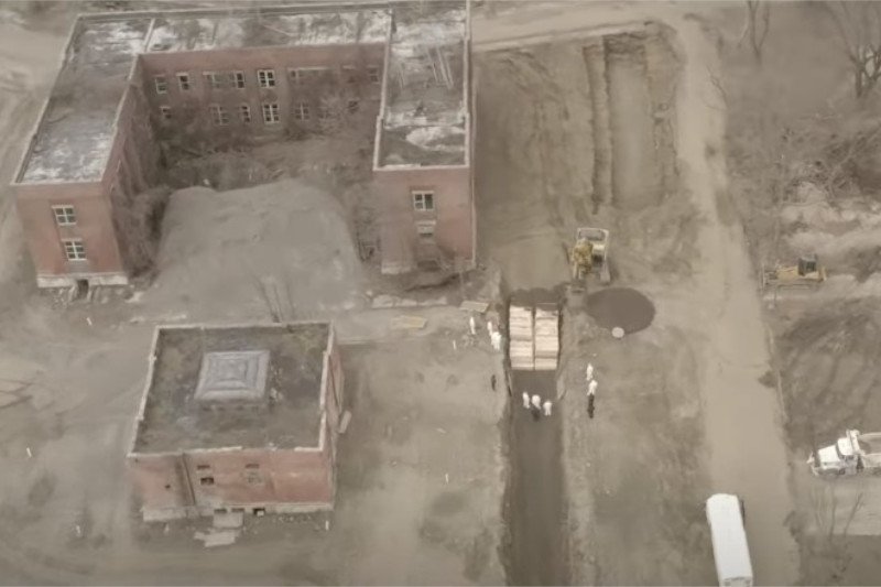 Zdjęcia z pochówku w masowym grobie na wyspie Hart.