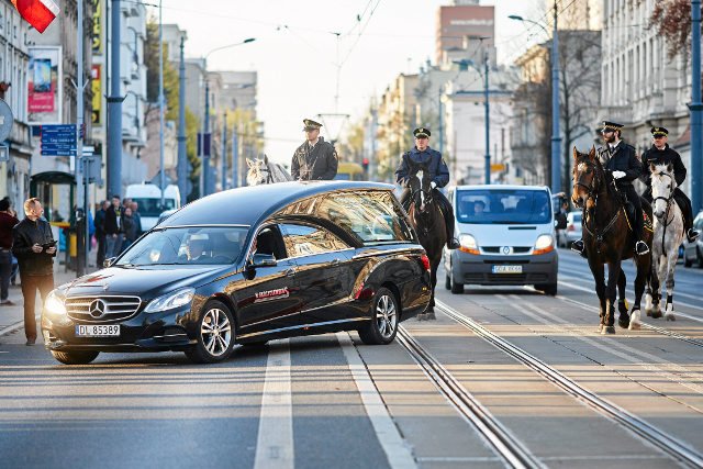 Uroczystości pogrzebowe "Łupaszki" zaczęły się w czwartek w Łodzi. Skończyły w niedzielę w Warszawie.