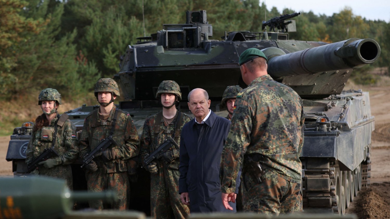 https://natemat.pl/451414,dlaczego-polska-nie-przyjmie-patriotow-od-niemiec Kanclerz Niemiec Olaf Scholz i niemiecki czołg Leopard 2.