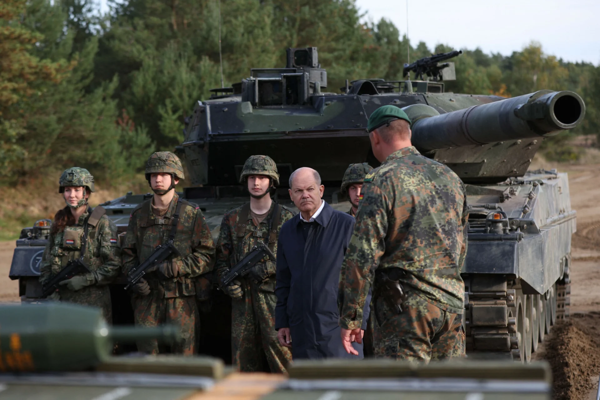 Kanclerz Niemiec Olaf Scholz i niemiecki czołg Leopard 2.
