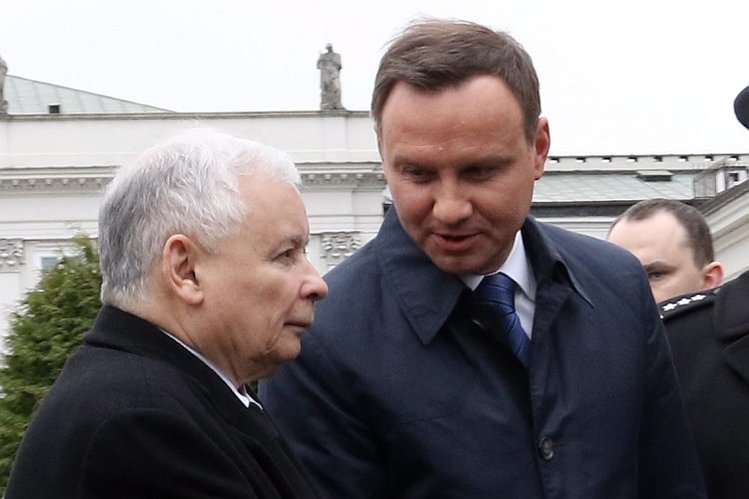 Kaczyński wszedł spóźniony na powyborcze wystąpienie Dudy. Jarosław Kaczyński spóźnił się na przemówienie Andrzeja Dudy podczas powyborczej uroczystości PKW
