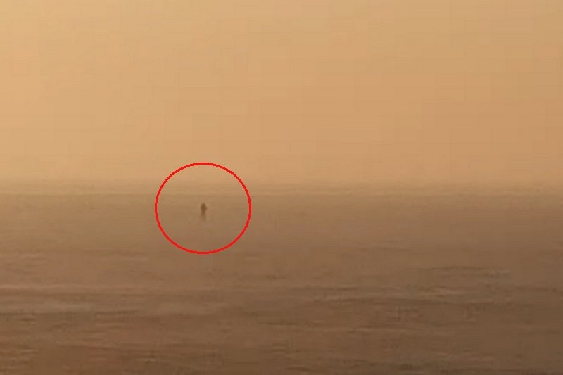 Mężczyzna spacerował samotnie po skutej lodem Zatoce Puckiej [WIDEO]