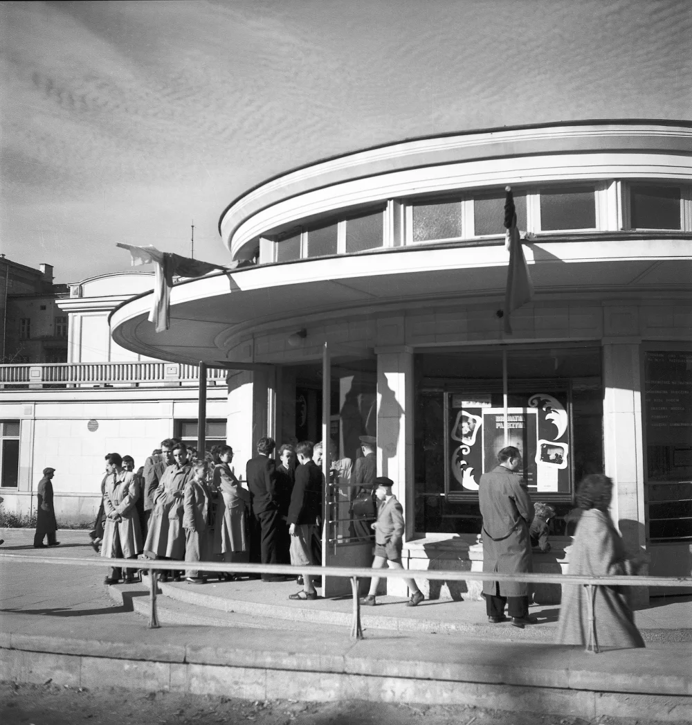 Kolejka do kina "Stolica" (ob. "Iluzjon") przy ul. Narbutta, między 1955 a 1965.