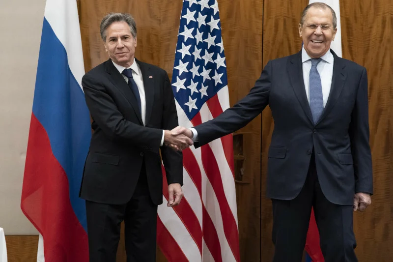 Sekretarz stanu USA Antony Blinken podający dłoń ministrowi spraw zagranicznych Rosji Siergiejowi Ławrowowi przed spotkaniem w Genewie 21 stycznia 2022 r.