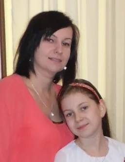Pani Hania Tucholska w listopadzie oddała szpik 6-letniemu chłopcu z Bostonu. Teraz angażuje się w pomoc innym chorym na białaczkę. Jest m.in. współorganizatorką Dnia Dawcy dla Maksia. Na zdjęciu z córką.