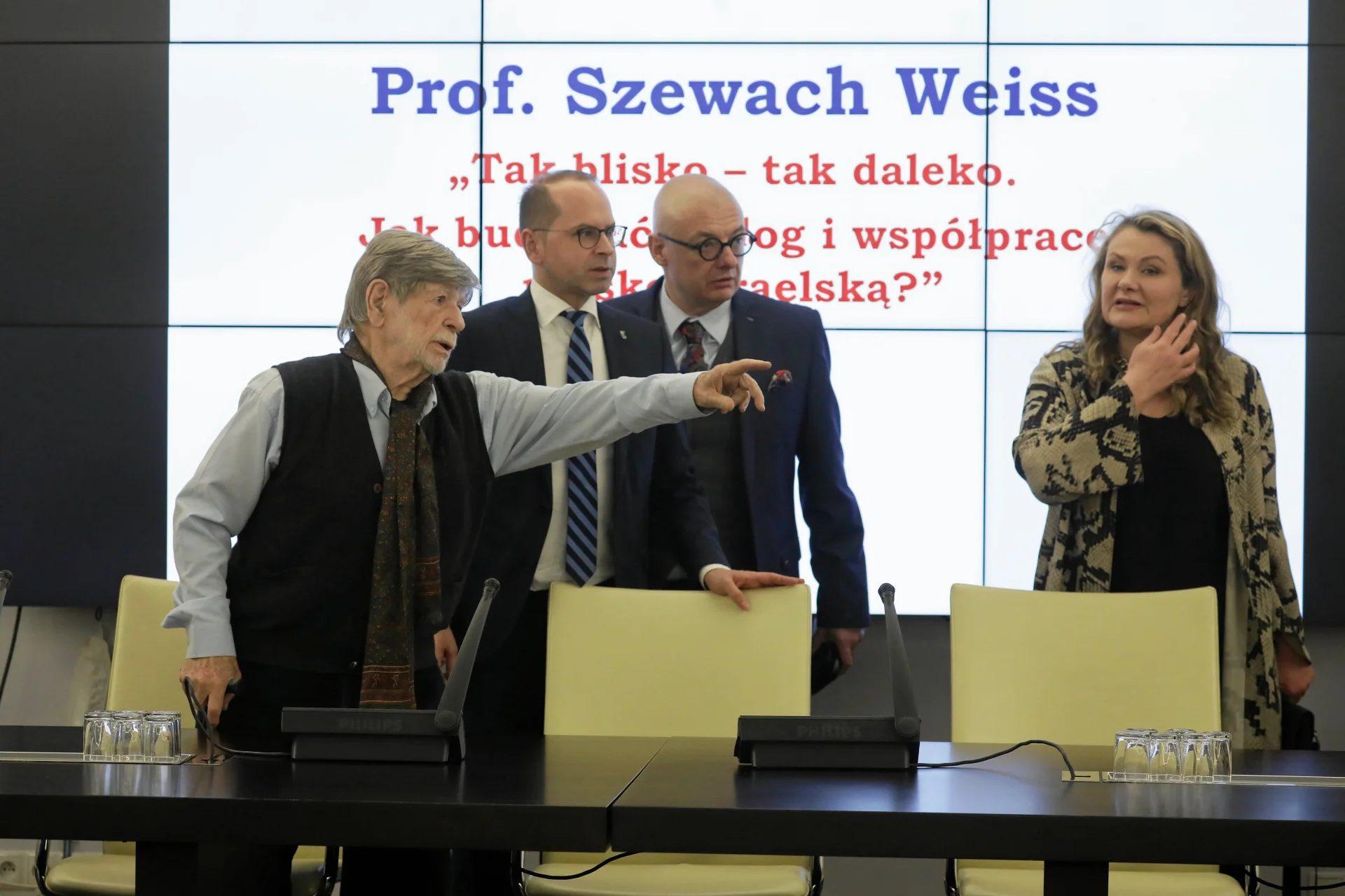Posiedzenie Polsko-Izraelskiej Grupy Parlamentarnej. Od lewej prof. Szewach Weiss oraz parlamentarzyści: Michał Szczerba, Michał Kamiński i Katarzyna Piekarska.