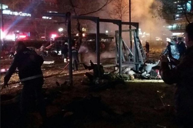 Wybuch samochodu-pułapki w centrum Ankary.