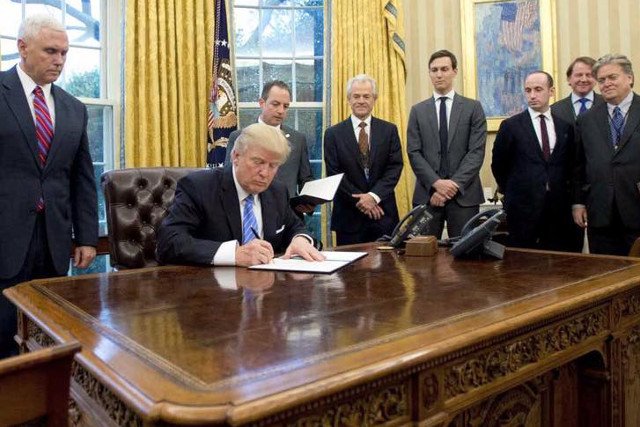 Trump zbuduje mur na granicy z Meksykiem, podpisał dekret. Odpowiada mu były prezydent Vicente Fox Quesada.