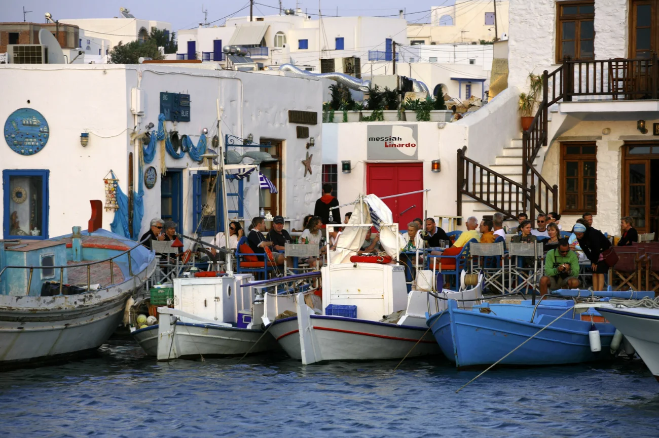 Naoussa, Paros, Cyklady, Grecja Naoussa, Paros, Cyklady, Grecja, ludzie siedzący w restauracji nad morzem