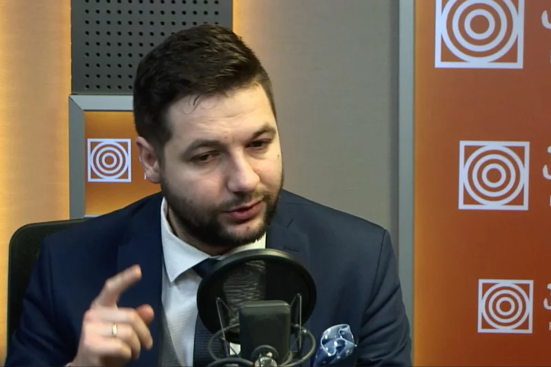 Minister Patryk Jaki w radiowej Jedynce próbował udowodnić, że to poprzedni rząd odpowiada m.in. za decyzję prokuratury w sprawie swastyki na jednym z białostockich osiedli.
