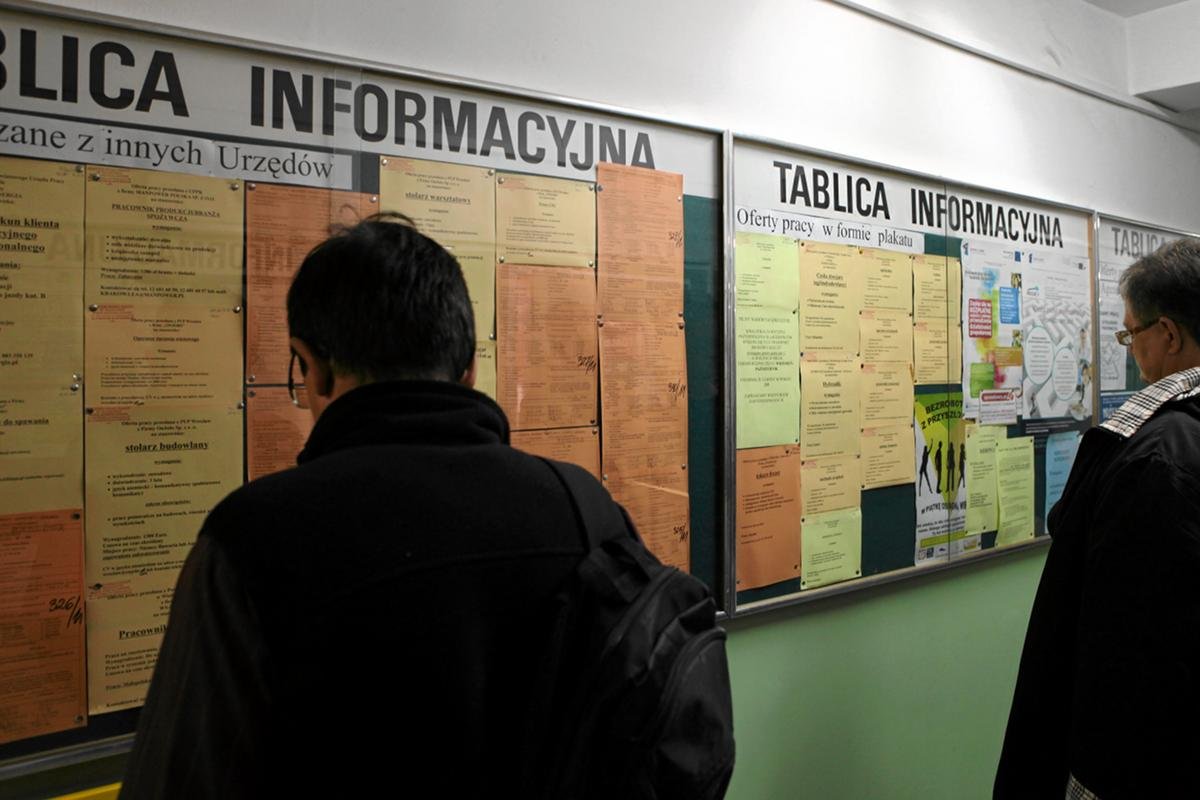 Kraków. Grodzki Urząd Pracy. Tablica z ogłoszeniami o pracę.