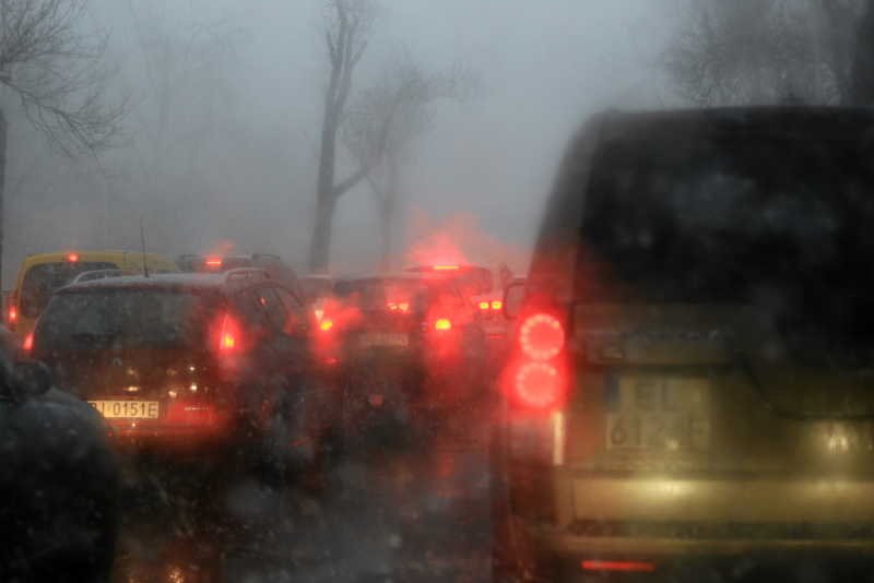 Silny wiatr spowodował zamiecie śnieżne, które zatrzymały ruch na wielu drogach.