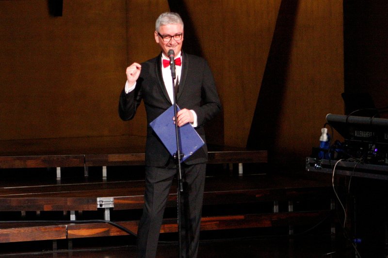 Po zaostrzeniu konfliktu z szefem radiowej Trójki Wiktorem Świetlikiem, Artur Orzech zdecydował się odejść z rozgłośni.