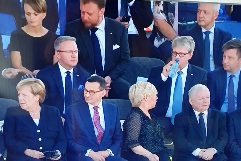 Dr Janusz Sibora w rozmowie z naTemat wyjaśnił, że w zasadzie precedencji w Polsce nie ma miejsca na wyjątki dla szefów partii rządzącej.
