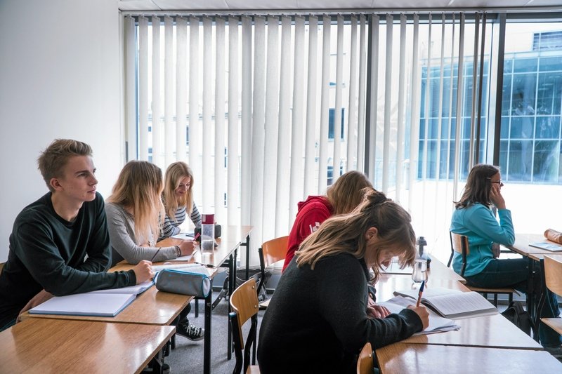 Zimą uczniowie tej szkoły będą iść do szkoły jeszcze przed wschodem słońca.