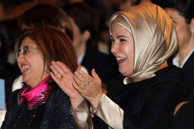 Po wypowiedzi Bülenta Arınça przeciwnicy Partii Sprawiedliwości i Rozwoju zaczęli publikować w internecie zdjęcia roześmianych kobiet