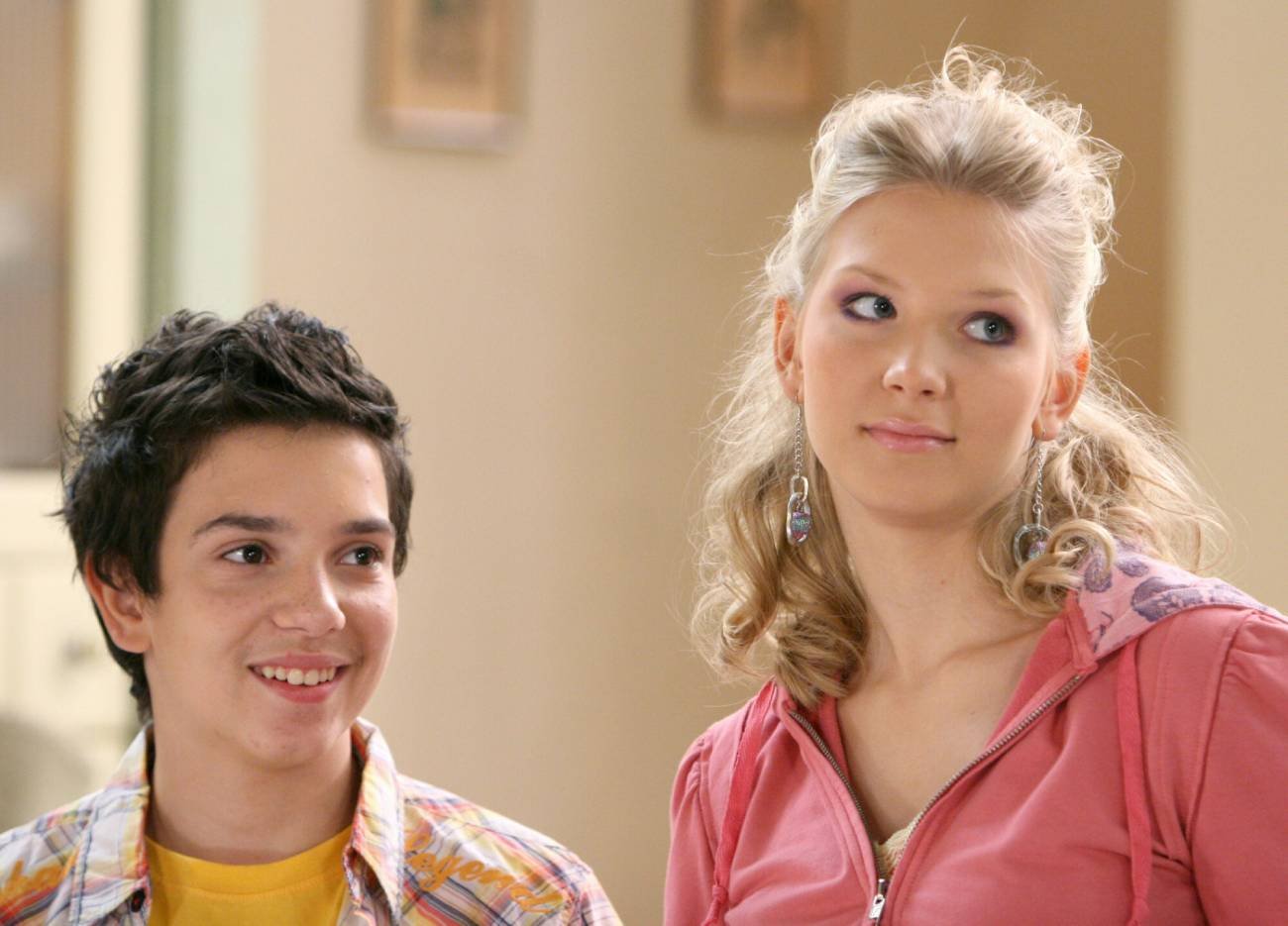 Roger Karwiński na planie "Niani" ze swoją serialową siostrą