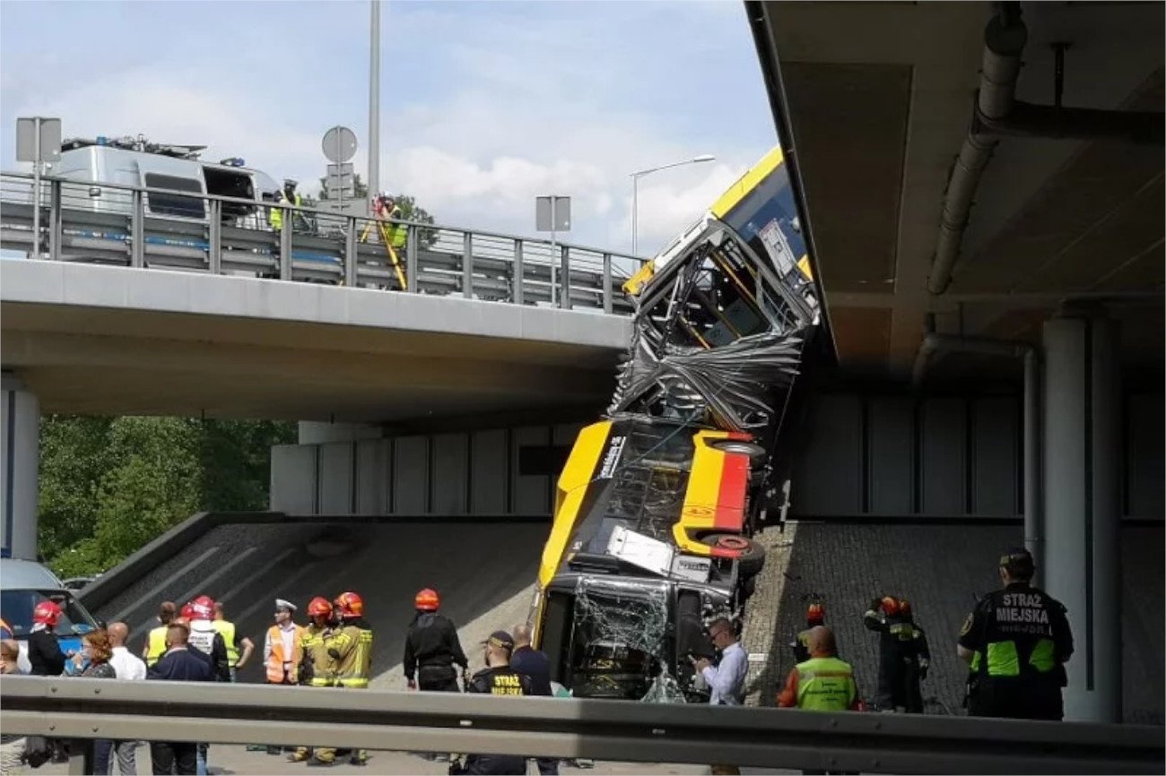 wypadek autobusu S8 Warszawa Do wypadku autobusu miejskiego na moście Grota-Roweckiego w Warszawie doszło 25 czerwca 2020 roku