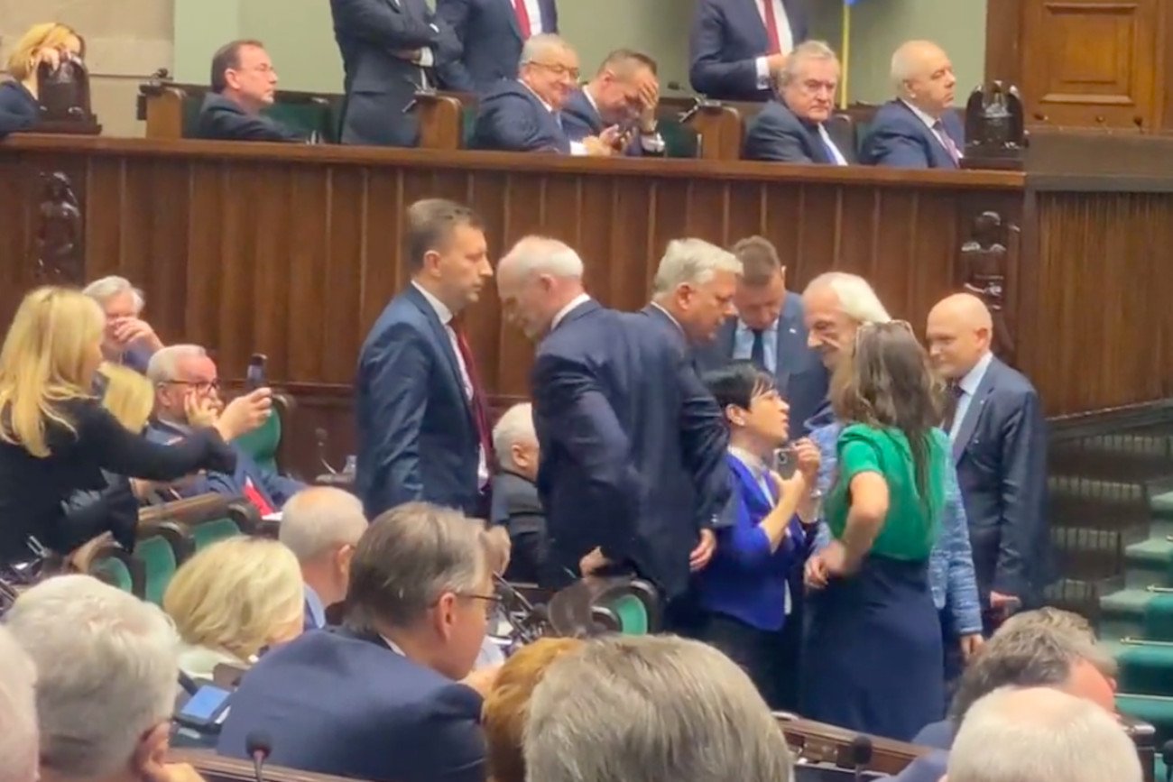 Marek Suski zabrał Klaudii Jachirze telefon.