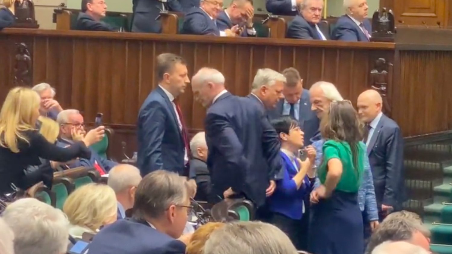 Marek Suski zabrał Klaudii Jachirze telefon.