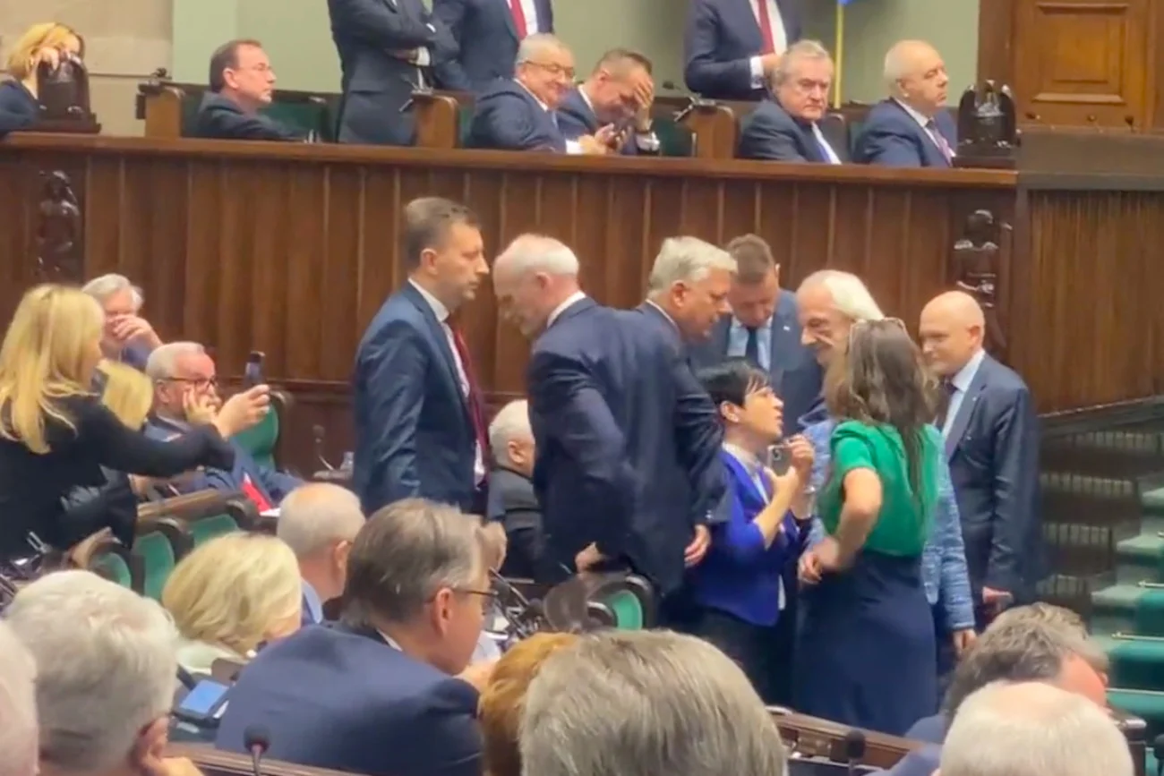 Marek Suski zabrał Klaudii Jachirze telefon.