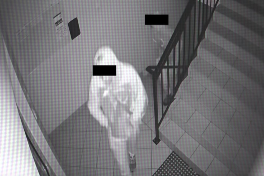 Jeden ze złodziei, którzy włamywali się do piwnic na osiedlu Piekary w Legnicy, wpadł przez bluzę z symbolem Polski Walczącej.