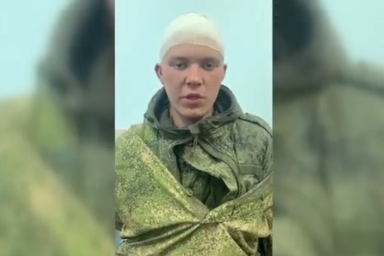 Rosyjscy żołnierze dobrowolnie się poddają.