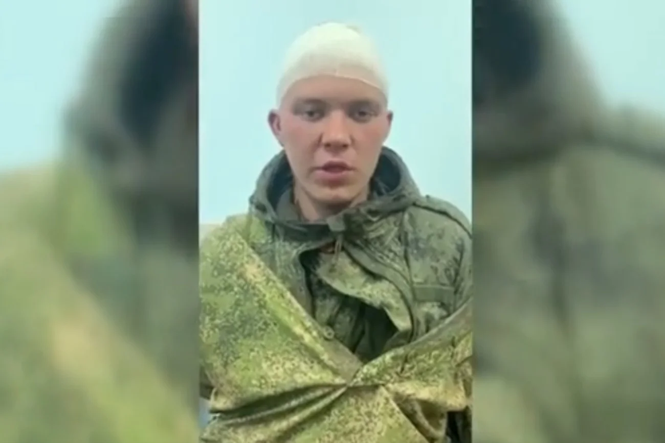 Rosyjscy żołnierze dobrowolnie się poddają.
