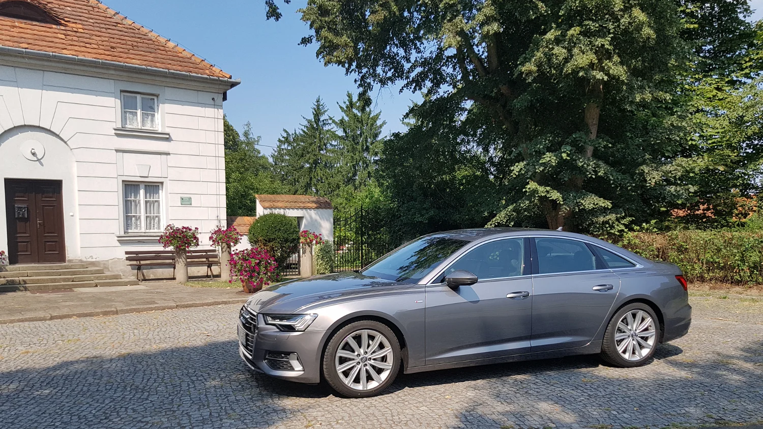 Prędkość maksymalna ograniczona do 250 km/h. Przyśpieszenie od 0 do 100 km/h w 5,5 sekundy.