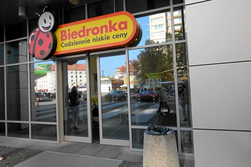 Biedronka zamierza umożliwić swoim klientom płacenie za zakupy telefonami komórkowymi.