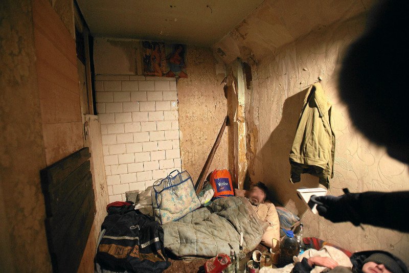 Zwłoki 60-letniego Józefa znaleziono w jednym z mieszkań w Tczewie. Sąsiedzi mężczyzny są przekonani, że zamarzł. O tym, że Józef mieszka w złych warunkach i bez ogrzewania, ci informowali i straż, i policję. Zdjęcie poglądowe.