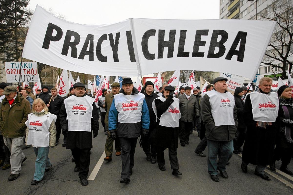 Coraz więcej Polaków - szczególnie wśród młodych ludzi - nie utożsamia się z socjalnymi programami partii politycznych