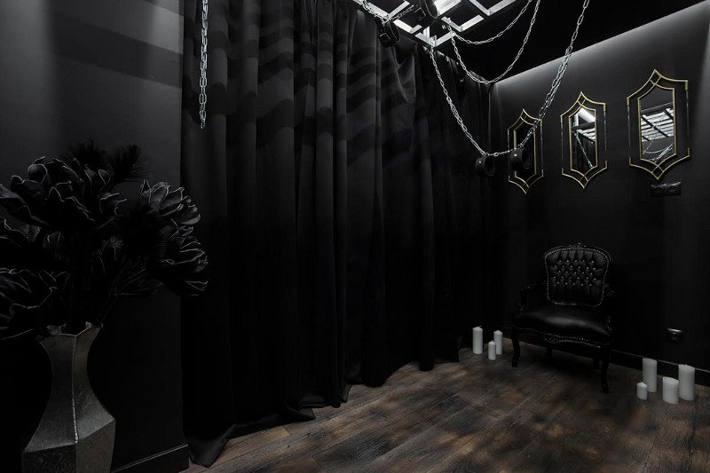 W Warszawie powstał pierwszy apartament inspirowany "50 twarzami Greya". Sprawdziliśmy, czego można się spodziewać po tym miejscu.