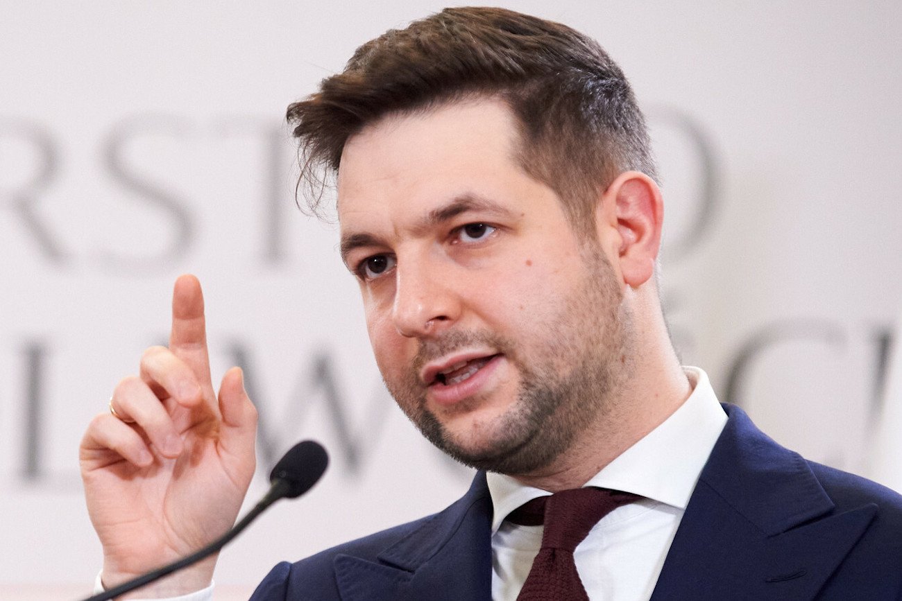 Europoseł PiS Patryk Jaki mówił w Parlamencie Europejskim, że telewizja TVN "promuje ideologię gender i wyśmiewa patriotyzm".