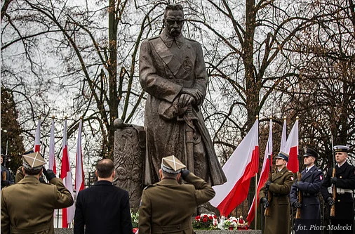 Prezydent złożył kwiaty pod pomnikiem Józefa Piłsudskiego w Warszawie.
